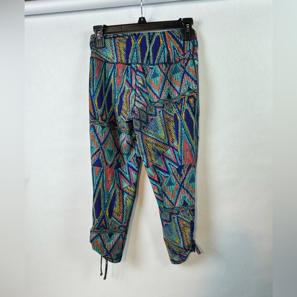 Maurices women's multicolor geometric athletic capri leggings- small